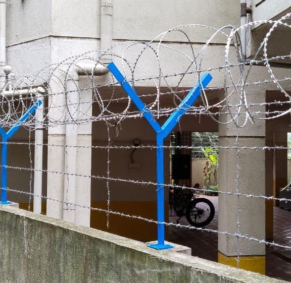  Razor Wire